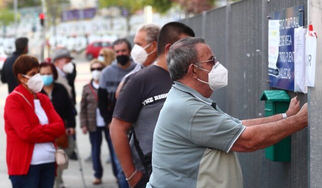 España evalúa retomar las mascarillas ante brote de la gripe y otros virus respiratorios