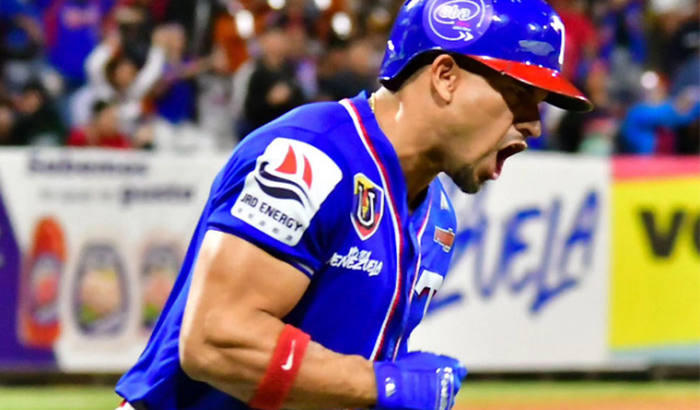 Tiburones arrasó a Tigres y se mantienen en la cima del Round Robin