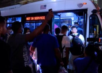 Texas envía más de mil migrantes en autobús hacia Nueva Jersey en el último fin de semana