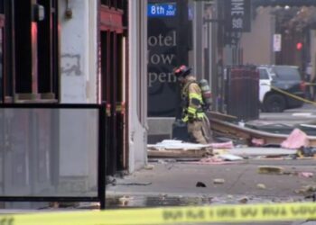 VIDEO: Enorme explosión en el centro de esta ciudad de Texas produjo gran columna de humo y escombros