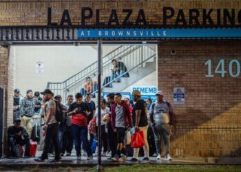 Chicago prohibió traslado de migrantes sin previo aviso y empresa de autobuses demandó por las restricciones