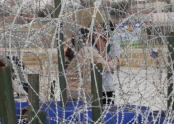 Ensangrentados y con frío: venezolanos quedan atrapados en la batalla fronteriza entre Texas y los federales