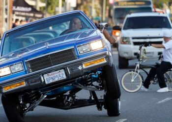 California legaliza los «lowriders», los populares autos modificados