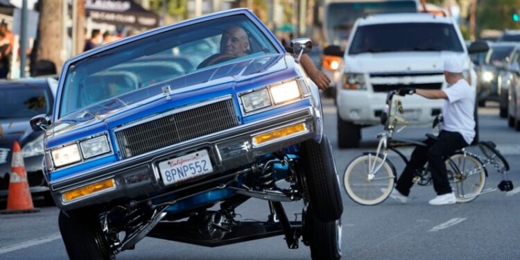 California legaliza los «lowriders», los populares autos modificados