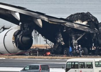 Funcionarios y policía abren sendas investigaciones tras choque letal en aeropuerto de Tokio