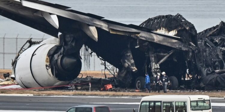 Funcionarios y policía abren sendas investigaciones tras choque letal en aeropuerto de Tokio