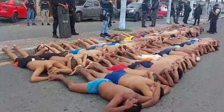 Al menos 68 sujetos armados irrumpen en un hospital de Ecuador, escapan y son capturados