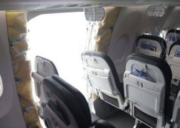 El avión de Alaska Airlines recibió advertencias días antes de perder parte del fuselaje mientras volaba
