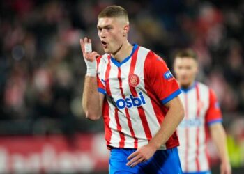 Dovbyk sostuvo a Girona en el liderato y agravó la crisis de Sevilla