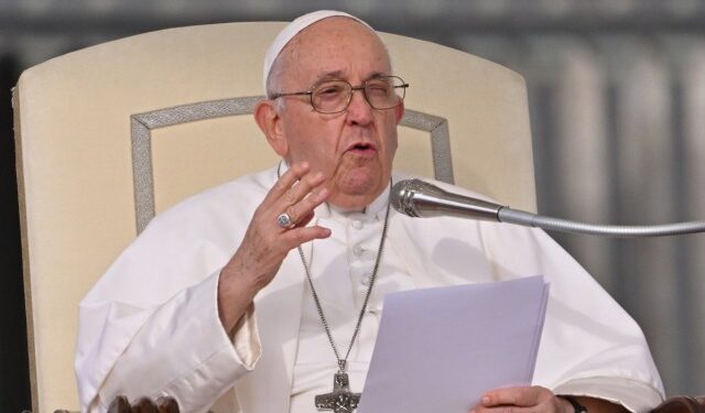 El papa Francisco insiste en que “no se bendice la unión homosexual” sino a las personas