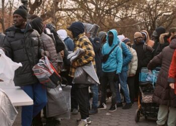 Ciudad de Nueva York impone toque de queda en cuatro refugios de migrantes