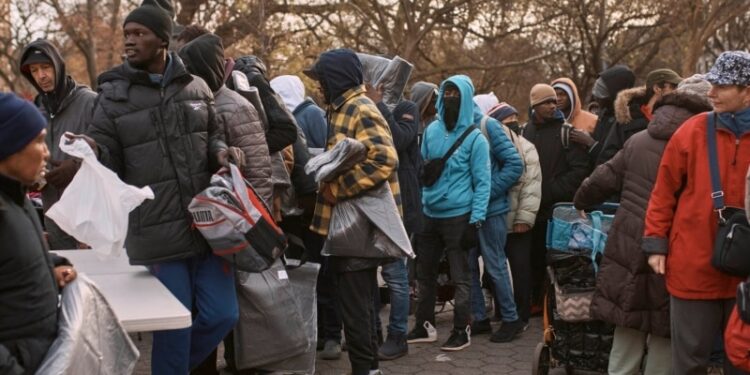 Ciudad de Nueva York impone toque de queda en cuatro refugios de migrantes