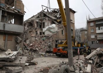 Zelenski denuncia que el masivo ataque ruso causó al menos cuatro muertos y 92 heridos