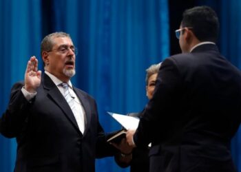 Presidente de Guatemala volvió a citar al fiscal que trató de obstaculizar su investidura