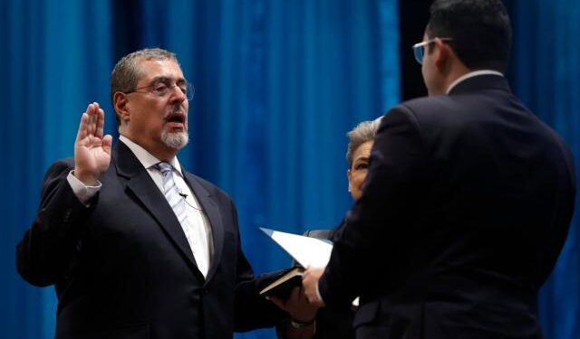 Presidente de Guatemala volvió a citar al fiscal que trató de obstaculizar su investidura
