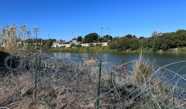 Gobernador de Texas desafía al Tribunal Supremo con el alambre de púas en la frontera con México