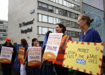 Los médicos residentes de Inglaterra inician una histórica huelga de seis días