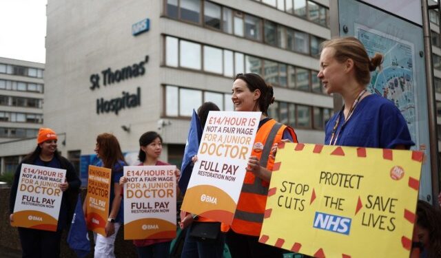 Los médicos residentes de Inglaterra inician una histórica huelga de seis días