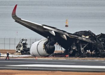 Japón pone en marcha la investigación sobre el choque de dos aviones en Tokio