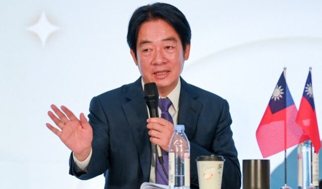 El momento en que el canciller de Taiwán interrumpió discurso por “alerta de ataque aéreo” desde China