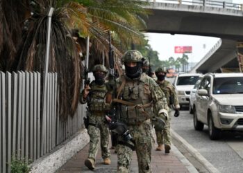 Incertidumbre de viajeros al llegar a una desolada Guayaquil tras cruenta jornada violenta