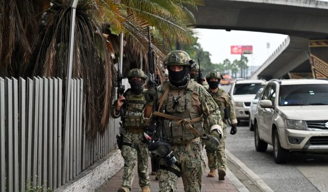 Incertidumbre de viajeros al llegar a una desolada Guayaquil tras cruenta jornada violenta