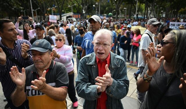 “Nos tocan migajas”: educadores y trabajadores públicos reclaman aumento salarial en Venezuela