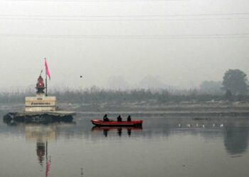 Alerta roja en Nueva Delhi por las bajas temperaturas y una intensa niebla