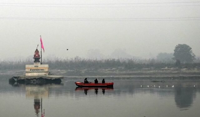 Alerta roja en Nueva Delhi por las bajas temperaturas y una intensa niebla