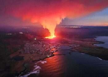El volcán en Islandia entra en erupción: la localidad de Grindavik es evacuada