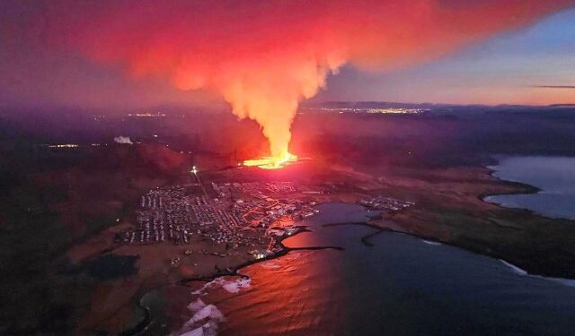 El volcán en Islandia entra en erupción: la localidad de Grindavik es evacuada