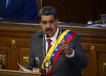 Maduro paró su discurso tras atragantarse con un buche de “manzanilla piche”… que hasta “lo mareó” (VIDEO)