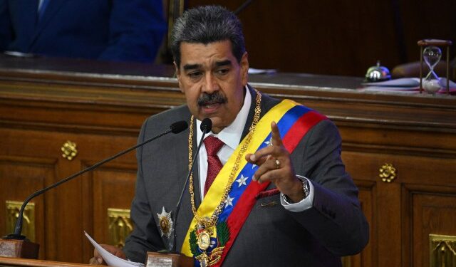 Maduro paró su discurso tras atragantarse con un buche de “manzanilla piche”… que hasta “lo mareó” (VIDEO)