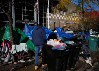 Migrantes venezolanos hurgan entre la basura buscando comida y viven en autobuses en Chicago