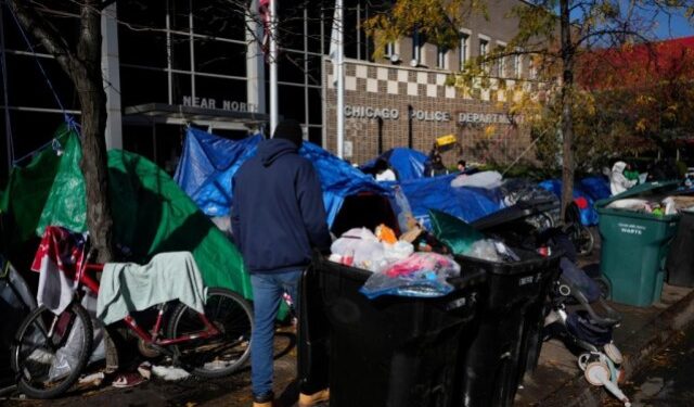 Migrantes venezolanos hurgan entre la basura buscando comida y viven en autobuses en Chicago