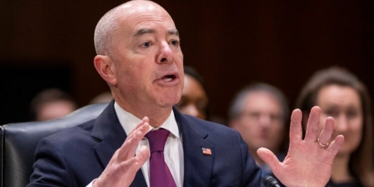 Republicanos avanzan rápido para acusar a Mayorkas; seguridad fronteriza se convierte en principal tema electoral