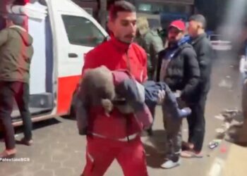 Médicos y pacientes huyen de los hospitales de Gaza mientras se intensifican los combates: OMS