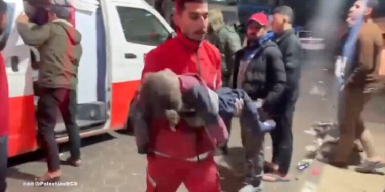 Médicos y pacientes huyen de los hospitales de Gaza mientras se intensifican los combates: OMS