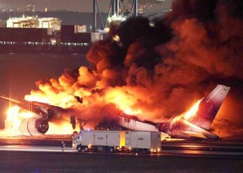 Pilotos de Japan Airlines no vieron al otro avión ni el incendio