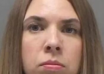 Maestra depravada en Luisiana abusó sexualmente de un joven de 15 años en frente de su bebé