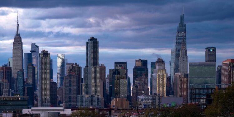 Más refugios de NY con toque de queda