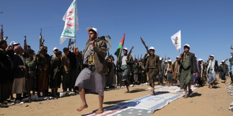 Militares de EEUU y el Reino Unido lanzan nuevos ataques contra blancos hutíes en Yemen