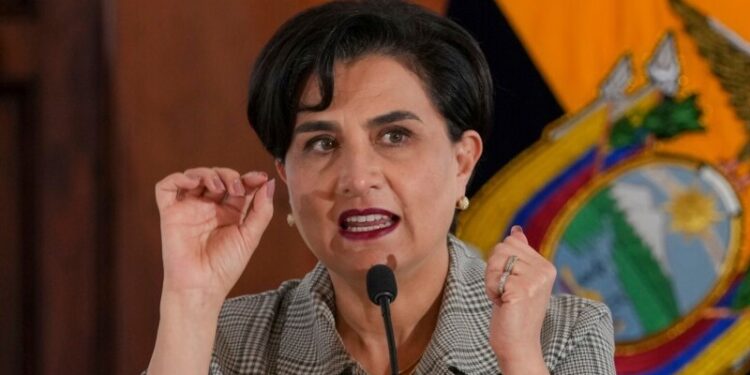 Ecuador pide estatus de protección temporal a sus migrantes en EEUU ante conflicto interno