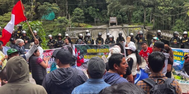 Perú advierte del riesgo de ser encarcelados a manifestantes que bloquean vía a Machu Picchu