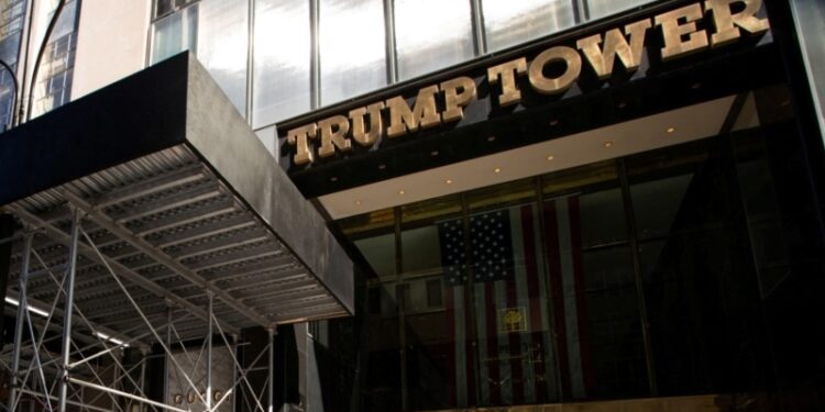 Firmas de Trump recibieron al menos 7,8 millones dólares en pagos al exterior durante su presidencia: reporte