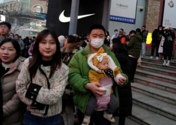 La población de China cae por segundo año consecutivo ante alza de la mortalidad