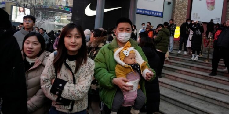 La población de China cae por segundo año consecutivo ante alza de la mortalidad