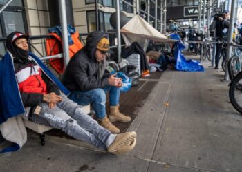 “Sentí que iba a morir”: El peligro que enfrentan migrantes venezolanos desalojados de refugios en Nueva York