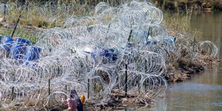 Disminuye la cantidad de migrantes en la frontera, mientras la Casa Blanca celebra decision sobre el alambre de puas.