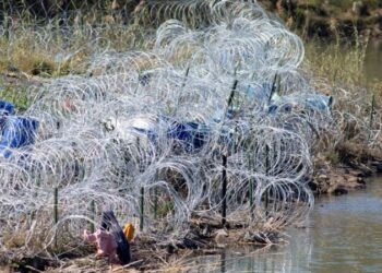 Corte Suprema de EEUU permite a patrulla fronteriza retirar alambrada de púas en Texas, por ahora